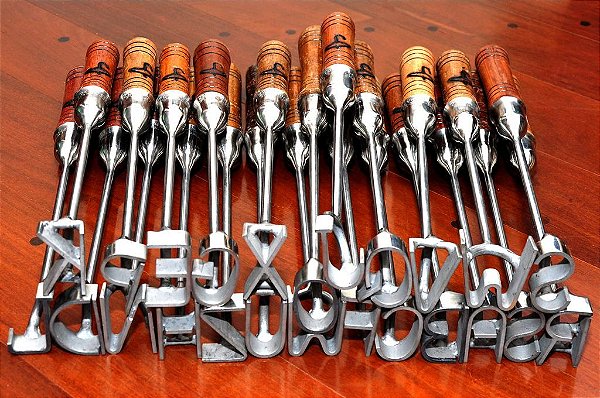 ALFABETO EM MARCADORES COM 26 LETRAS 5CM E 6 CM