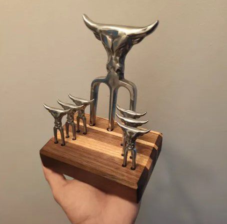 Garfo Tridente + 06 Garfinhos Petisco + Base Madeira de Lei