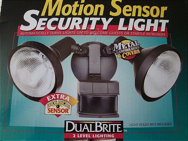 Luminária de segurança de ângulo amplo com sensor de movimento Heath Zenith HZ-5318-BZ, bronze, lâmpada não incluída.