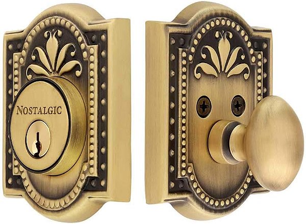 Fechadura de cilindro único com placa Meadows e maçaneta de porta Meadows em latão antigo da Nostalgic Warehouse.
