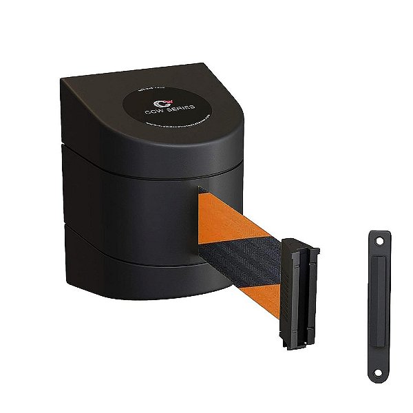 Barreira retrátil de montagem fixa CCW Series WMB-230 da Crowd Control Warehouse - Barreira retrátil de parede fixa - Cinto de 30 pés, preto e laranja com caixa preta de ABS