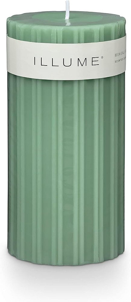 VELA DE PILAR MÉDIA PERFUMADA ILLUME Lindamente Feita, Sálvia Hinoki