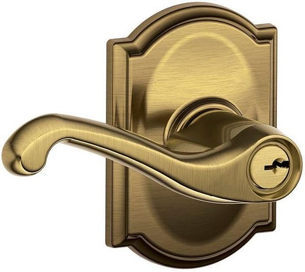 Fechadura de entrada com alavanca de alavanca Flair SCHLAGE F51A FLA 609 CAM com acabamento Camelot, latão antigo