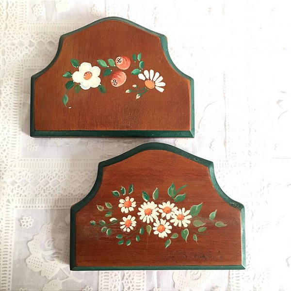 Dupla de Quadros de Madeira com motivos florais.