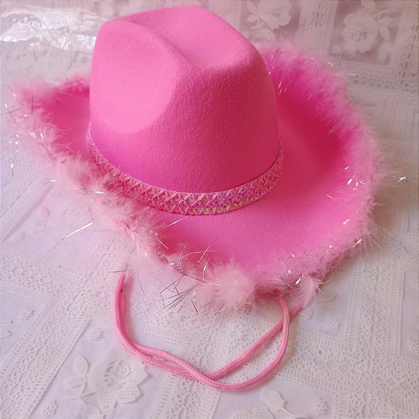 Chapéu rosa decorado com plumas