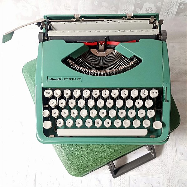 1 - Funcionando Máquina De Escrever Datilografia Verde Olivetti Lettera 82