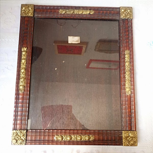 Moldura porta-retrato clássica decorada madeira e metal dourado 36x30cm