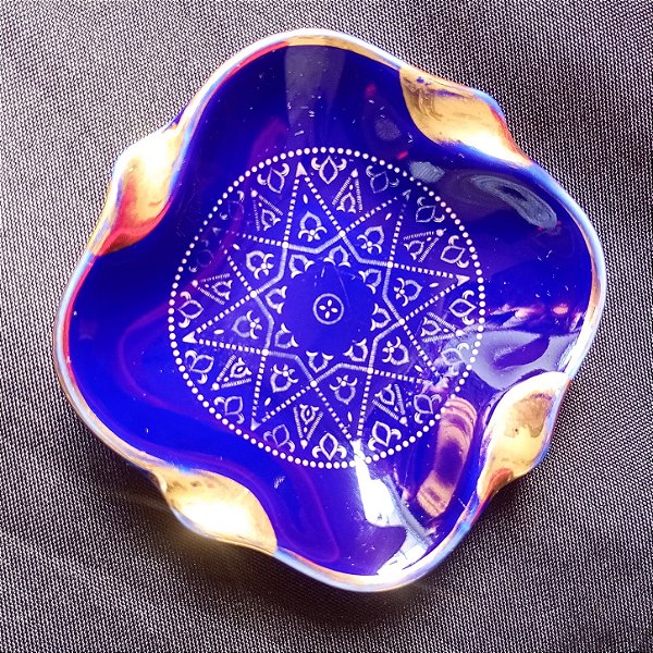 Cinzeiro em porcelana azul e dourado decorado 10cm - VINTAGE