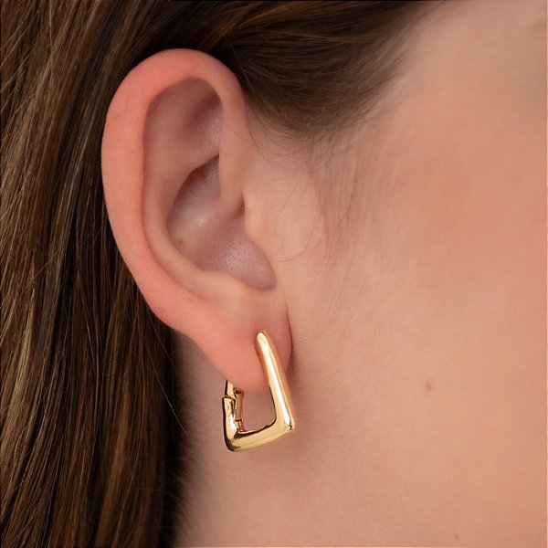 ARGOLA TUBULAR EM FORMATO TRIANGULAR M (017845)