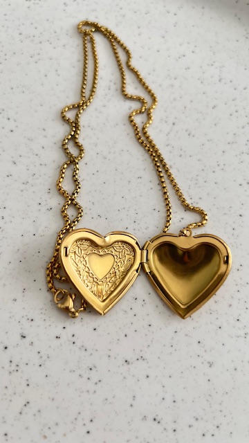 Colar relicário coração dourado aço  inoxidável