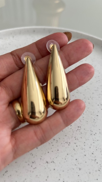 Brinco gota G vazado dourado