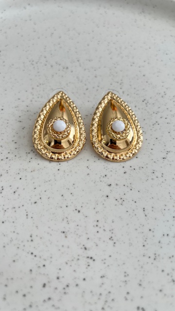 Brinco gota pedra branco dourado