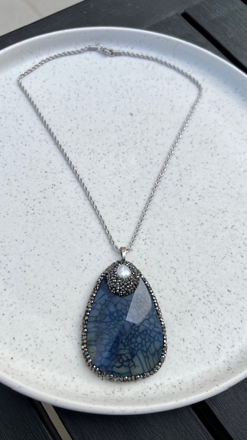 Colar pingente pedra natural azurita com aplicação em pérola barroca.