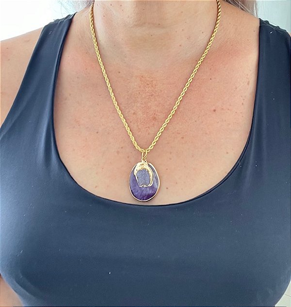 Colar corrente aço inoxidável dourado com pingente pedra natural ametista lapidada.