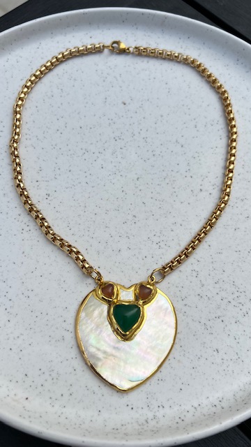 Colar pingente coração acetinado com pedra natural jade verde.