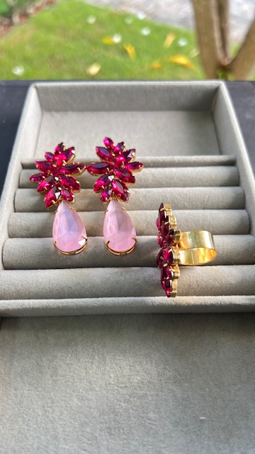 Conjunto de brinco e anel pedrarias Pink ajustável