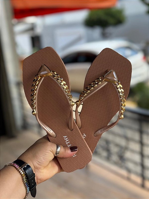 Chinelo Rafitthy Pedrarias Caramelo - FORMA PEQUENA