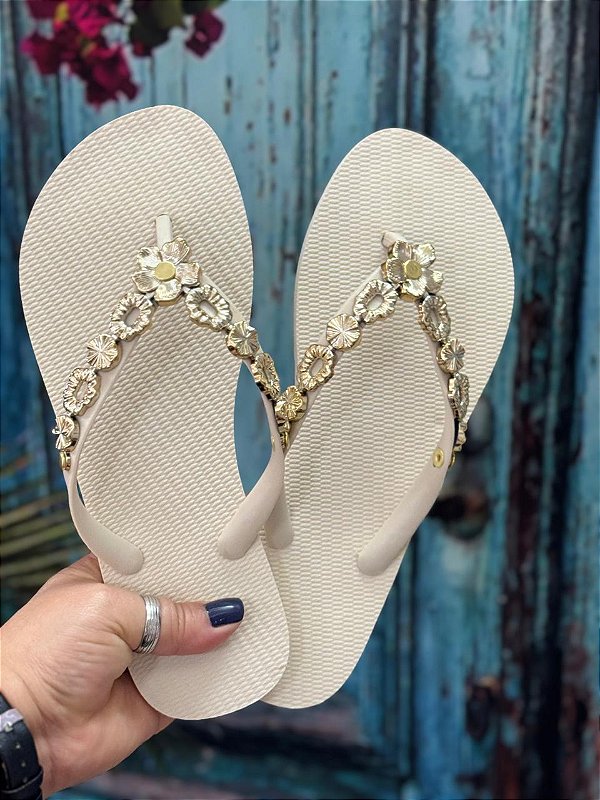 Chinelo Santa Karmem Pedrarias Off White