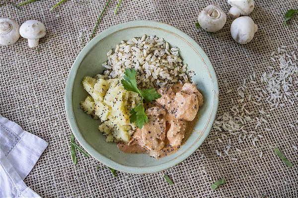 Strogonoff de frango com purê de batata-doce e arroz integral com chia (glúten free) - 400g