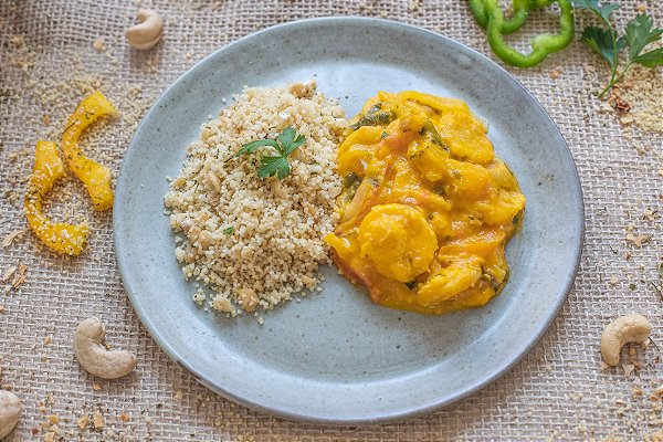 Moqueca de banana-da-terra com cuscuz marroquino (lac free/ vegano) - 400g