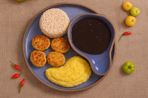 Nugget caseiro de frango com purê de baroa, arroz integral e feijão (lac free) - 400g