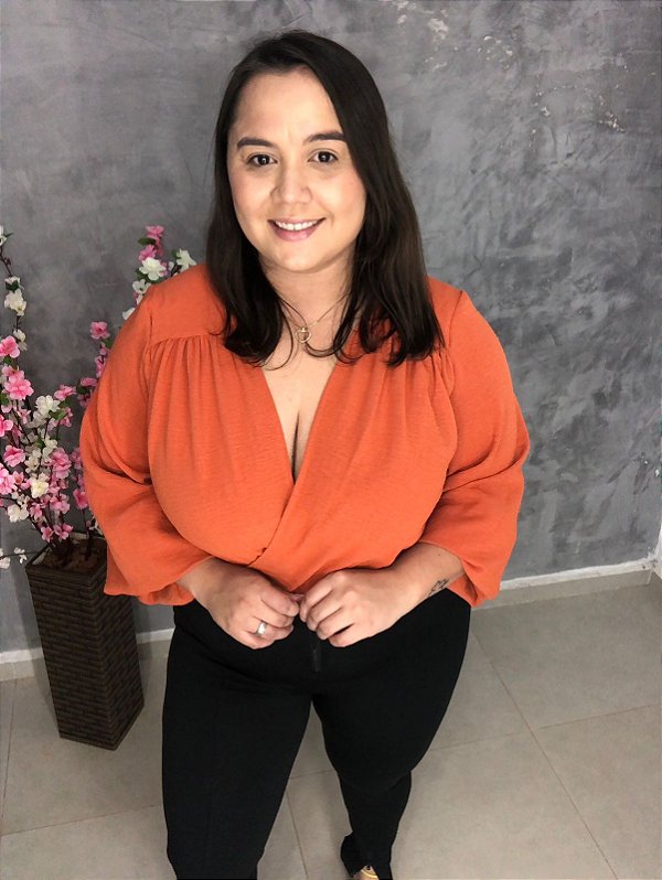Blusa manga longa decote em V.