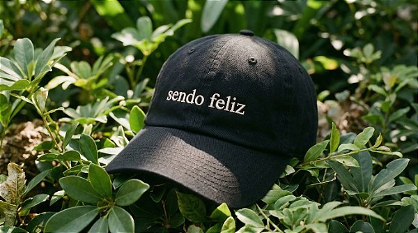 Boné sendo feliz