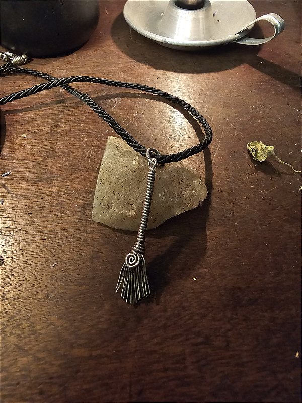 Pingente Vassoura de Bruxa