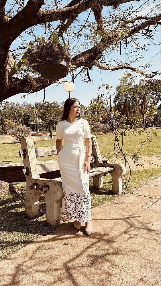 Vestido Longo com Bordado Barrado