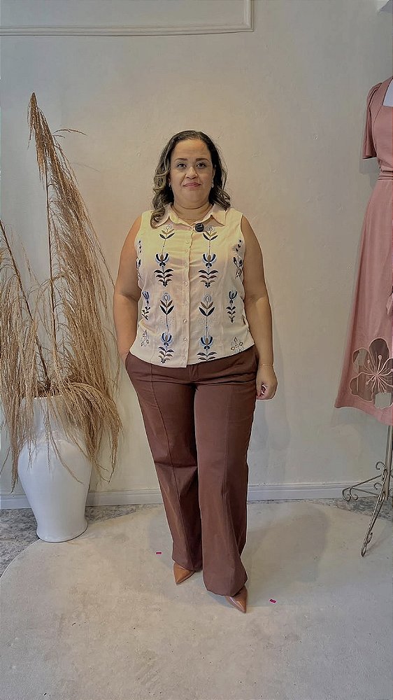 Blusa Cavada com Bordado Floral