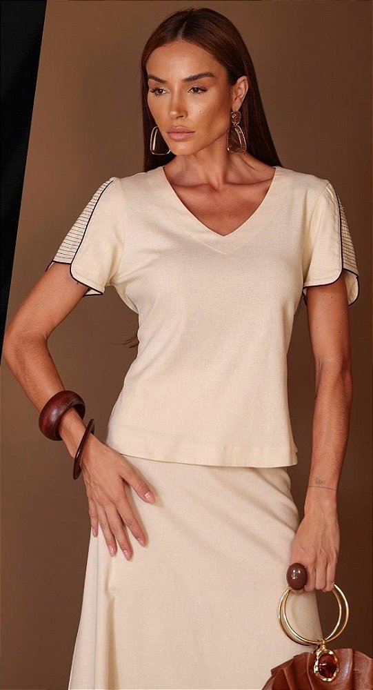 Blusa com Detalhe Vivo na Manga