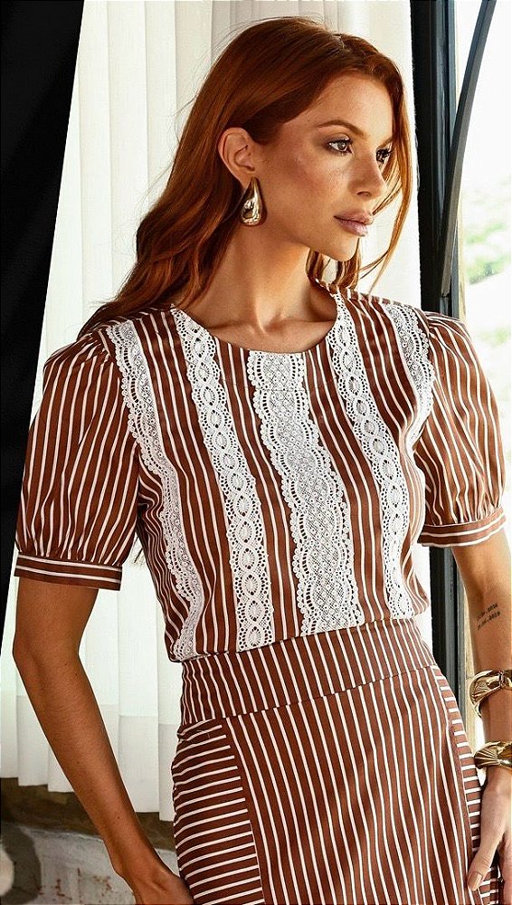 Blusa Manga curta com Detalhe Guipir