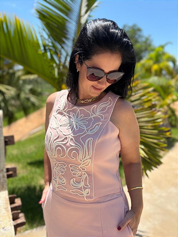 Blusa cavada com bordado cordão