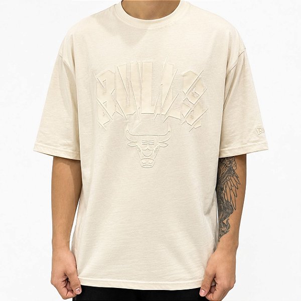 Camiseta New Era Regular Chicago Bulls Bege