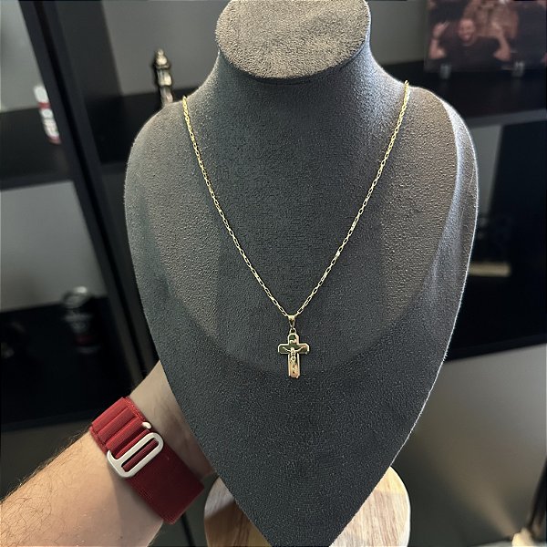 CORRENTE TIJOLINHO( 1.5MM-70CM) + PINGENTE CRUCIFIXO -    FECHO COM MARCAÇÃO 750 -  BANHADO A OURO 18K.