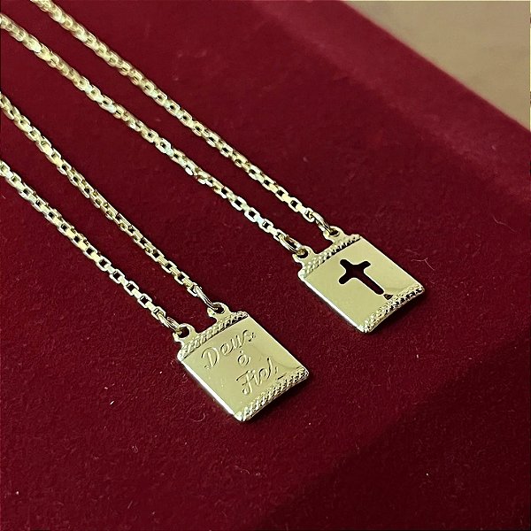 Escapulário Corrente Tijolinho 2mm 70cm com Pingente "Deus é Fiel" e Pingente Cruz Vazada – Banhado a Ouro 18K