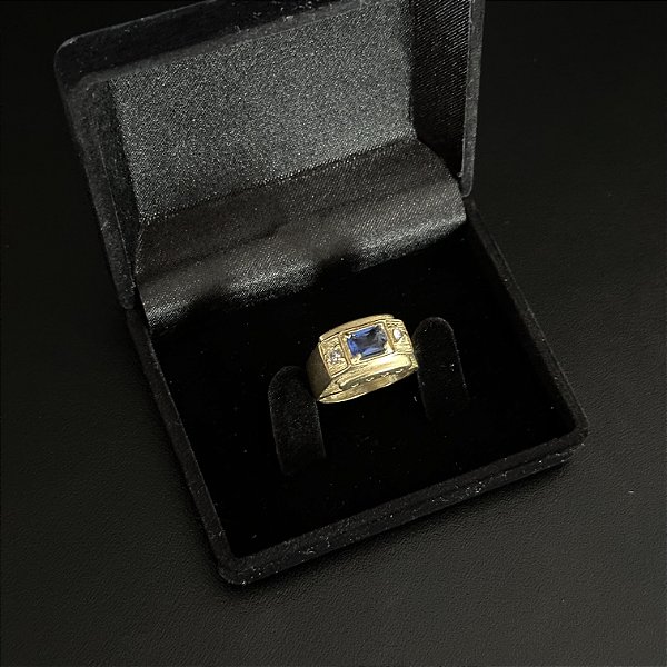 Anel Modelo Pedra Azul Quadrada com Zircônias Laterais – Banhado a Ouro 18K