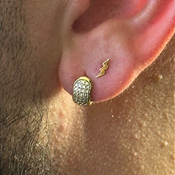 2 PARES DE BRINCOS, ARGOLA CRAVEJADA EM ZIRCÔNIA  PREMIUM M E BRINCO RAIO LISO PP  -  BANHADO A OURO 18K