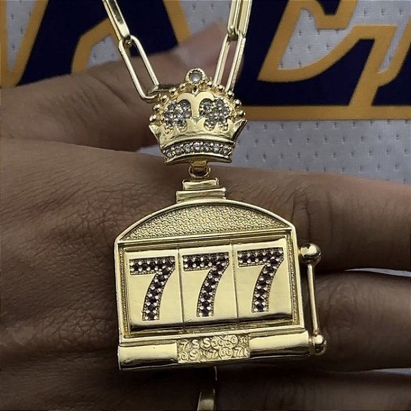 CORRENTE TIJOLINHO ALONGADO (5MM -28G  -70CM) FECHO COM MARCAÇÃO 750 + PINGENTE 777 CASSINO CRAVEJADO - BANHADO A OURO 18K