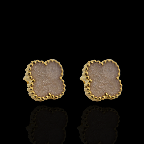BRINCO TREVO BRANCO  - BANHADO A OURO 18K.