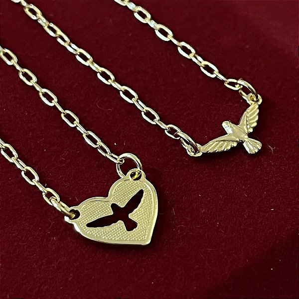 Escapulário 60cm com Pingente Coração Vazado e Pingente Pomba do Espírito Santo – Banhado a Ouro 18K