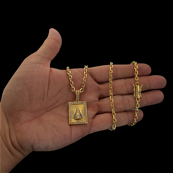 CORRENTE CADEADO ( 70cm- 4mm) + PINGENTE PLACA NOSSA SENHORA CRAVEJADA M - FECHO COM MARCAÇÃO 750 - BANHADO A OURO 18K
