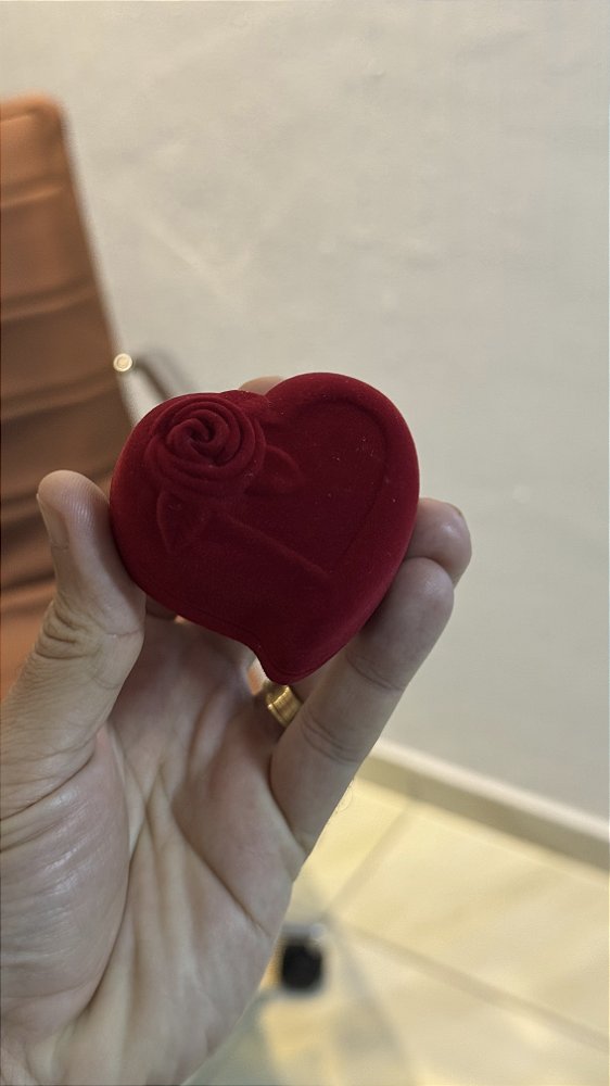 CAIXINHA PARA ALIANÇAS FORMATO DE CORAÇÃO VELUDO VERMELHA - 5,5x5,7cm