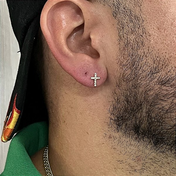 Brinco Cruz Mini Cravejada com Zircônias – Banhado a Ouro 18K