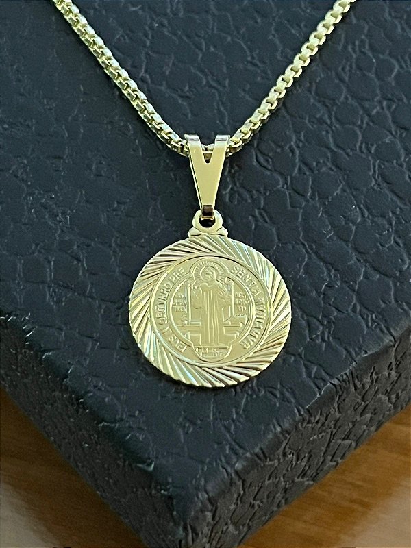 PINGENTE  SÃO BENTO  COM BORDA DETALHADA  ( 1,5g-   3x3cm) - BANHO DE OURO 18k