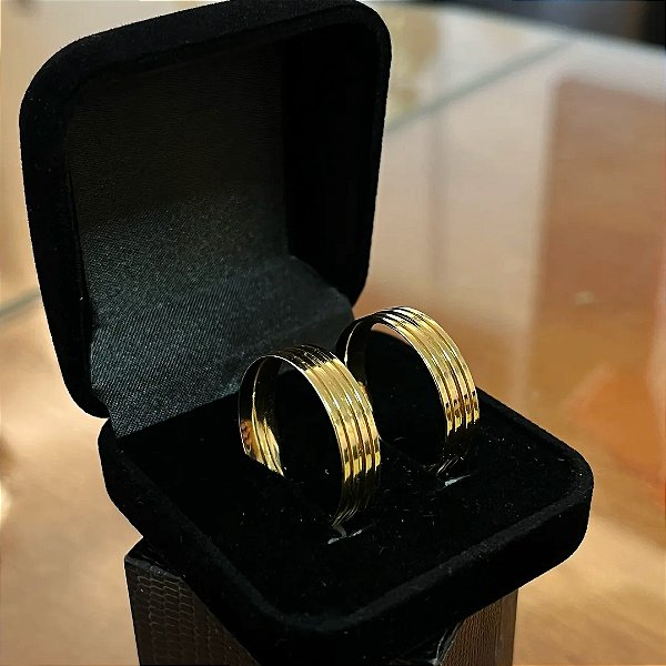 Par de Alianças em Moeda Antiga Frisos Paralelos Polida – Banho de Ouro 18K + Caixinha de Presente