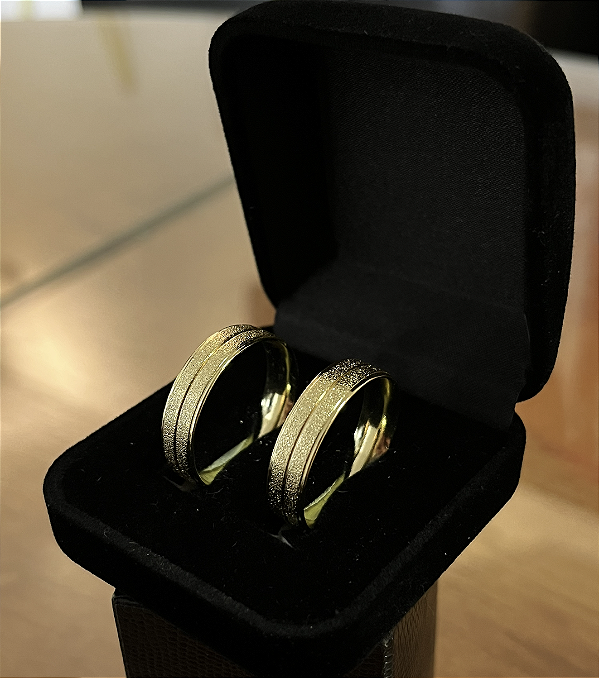 Par de Alianças em Moeda Antiga Diamantada Cintilante – Banho de Ouro 18K + Caixinha de Presente