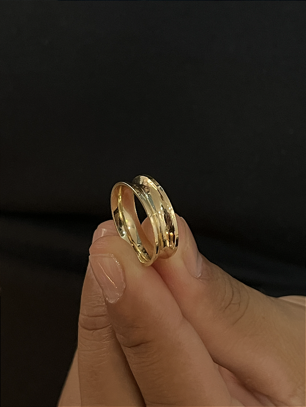 Aliança Modelo Côncava Anatômica 7mm – Feita em Moeda Antiga com Banho de Ouro 18K