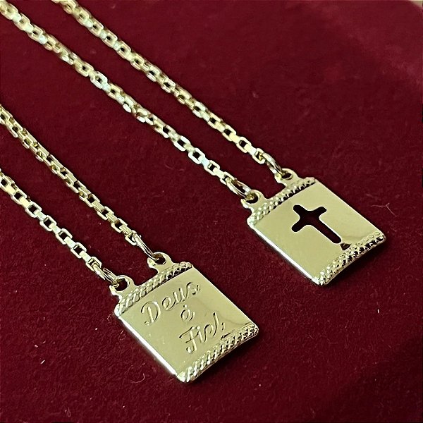Escapulário Corrente Cartier 70cm com Pingente "Deus é Fiel" e Pingente Cruz Vazada – Banhado a Ouro 18K