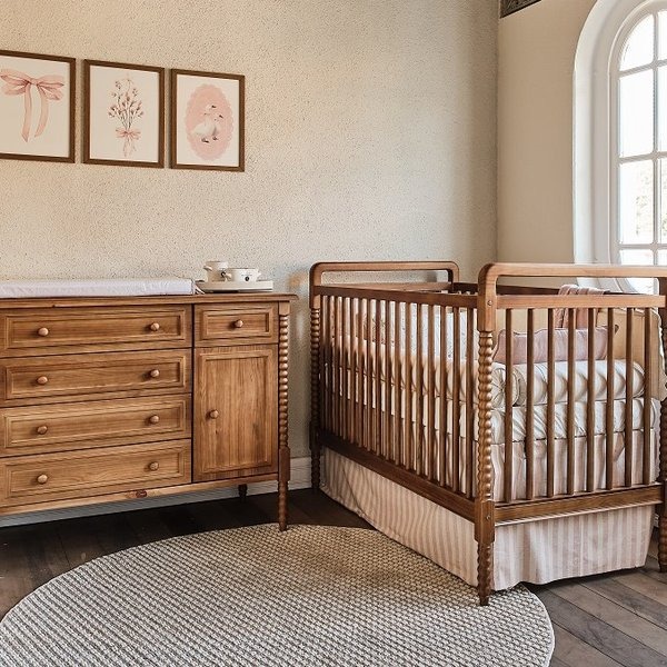 Berço Dot em Madeira Maciça com Mastros Torneados